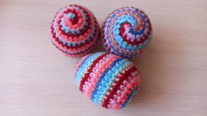 Радужное пасхальное яйцо из остатков пряжи.