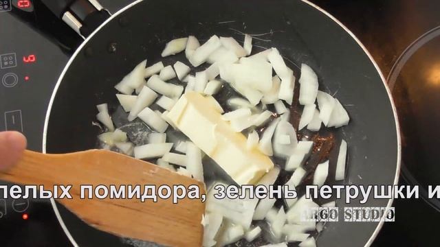 Эта красивая яичница готовится как правило летом. Рецепт яичницы с помидорами смотреть онлайн