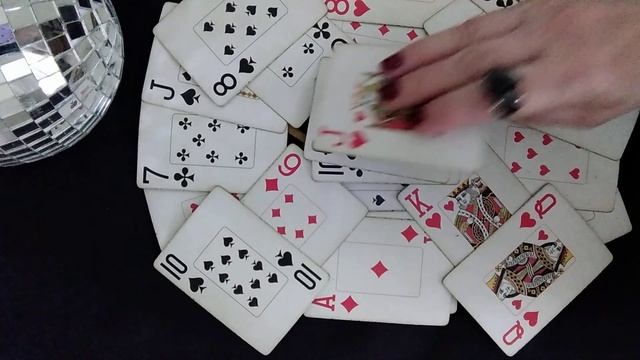ЧТО У КРЕСТОВОГО КОРОЛЯ ПРОИСХОДИТ С БУБНОВОЙ ДАМОЙ ВАШЕЙ СОПЕРНИЦЕЙ... смотреть онлайн