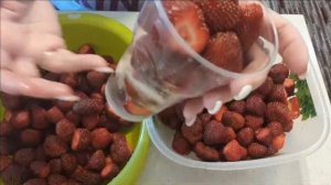 У Вас есть стакан ? Клубника с сахаром в заморозку.