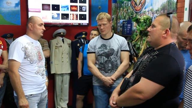 Александр Поветкин на экскурсии в музее ВДВ в Речице смотреть онлайн