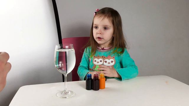 Смешиваем разные цвета в воде. Познавательные видео для детей и эксперименты. смотреть онлайн