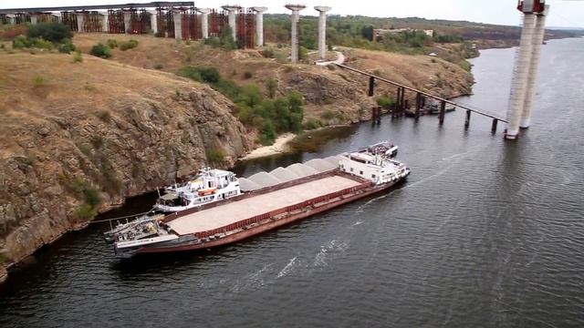 В Запорожье на Днепре сел на мель сухогруз смотреть онлайн