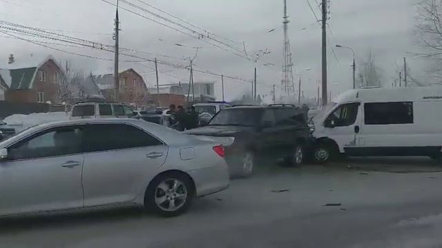 В Братске на перекрёстке не разошлись микроавтобус, внедорожник и экипаж полиции смотреть онлайн
