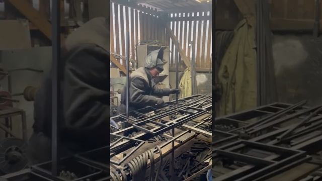Ковка, сварка лавочек и оградок, производство цветочниц из цинка смотреть онлайн