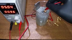 Электролиз золота, снятие позолоты в растворе повареной соли