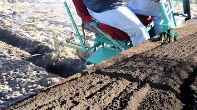 мини трактор из мотоблока вспашка огорода смотреть онлайн