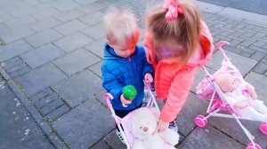ДЕТИ НЕ ПОДЕЛИЛИ ИГРУШКИ  Эльвира и братик делят КОЛЯСКУ ДЛЯ КУКЛЫ сборник