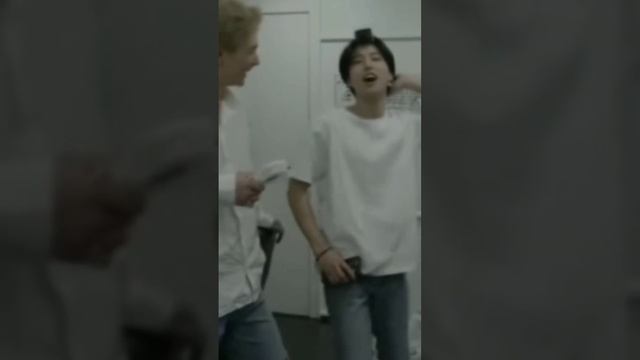 хан даже с бигуди отлично выглядит #stray #straykids #джисон #хан смотреть онлайн