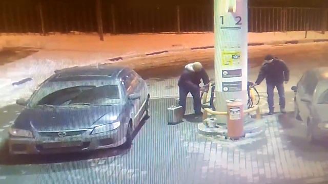 Мужчина пытался снять деньги с чужой банковской карты смотреть онлайн