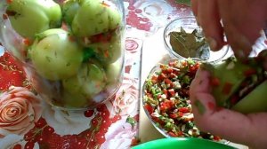 Зеленые помидоры с начинкой на зиму.