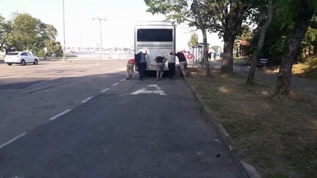 Клайпеда,наш автобус не хотел заводиться и завёлся только так)) смотреть онлайн