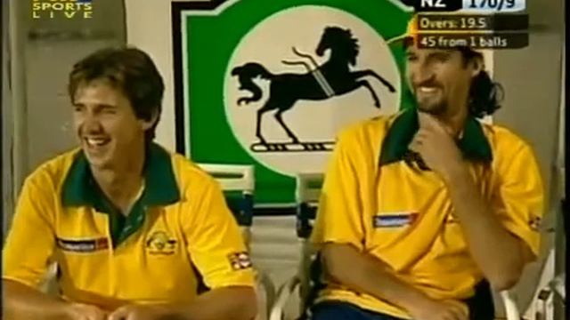 Glenn McGrath bowls Under-Arm смотреть онлайн