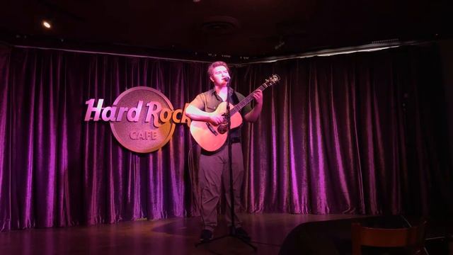 Cody Konop singing Hey There Delilah смотреть онлайн