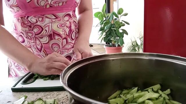 как накормить 4 человек за 100 рублей? Холодный борщ.Рецепт приготовления смотреть онлайн