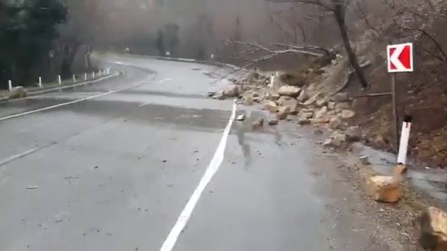 На трассе Джубга - Сочи произошел камнепад (19.02.23) смотреть онлайн
