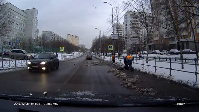 Гольяново гастарбайтеры чистят снег - 3 смотреть онлайн