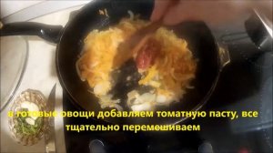 Оригинальная тушеная капуста с куриными ножками на сковороде.