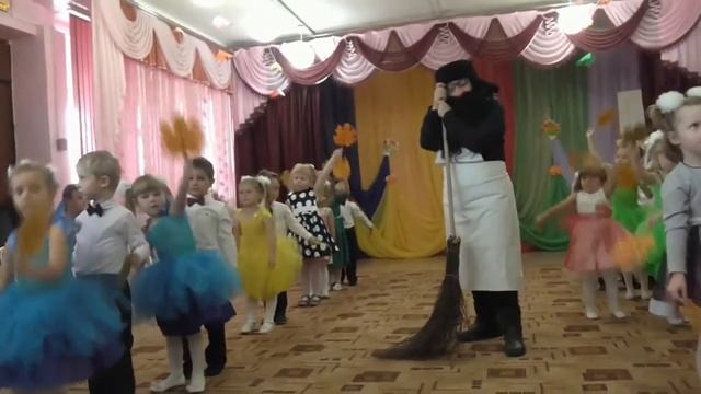 Музыкальная сценка: "Дворник и листья" смотреть онлайн