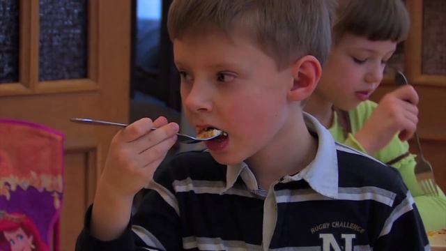 6 - Мы кушаем в детском саду Солнышко смотреть онлайн