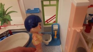 Мама Леди Баг укладывает спать свою дочку малышку Леди Баг