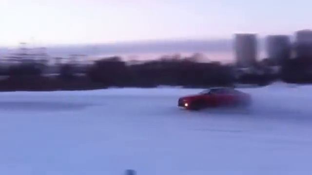 Дрифт Audi S4 на льду на москва-реке смотреть онлайн
