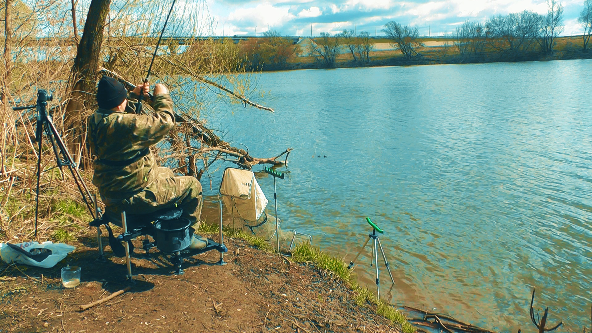Поймать карася ранней весной на фидер на реке смотреть онлайн