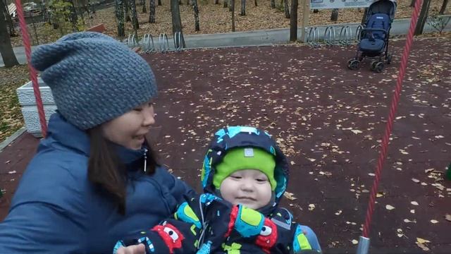 Качаемся с мамой в парке. смотреть онлайн