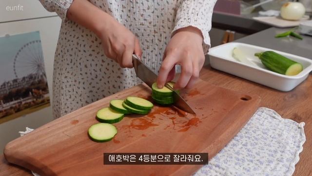 Vlog | 단호박갸또 홈베이킹하는 자취일상 브이로그 | 퇴근하고 치킨뜯는 직장인 | 시금치파스타, 샤브샤브, 김치참치주먹밥, 사리곰탕, 처갓집 슈프림양념치킨, 순두부찌개,계란말