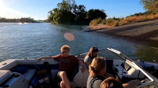 Драйв на воде Sacramento river / Все Американцы завели свои лодки и присоединились в празднику смотреть онлайн