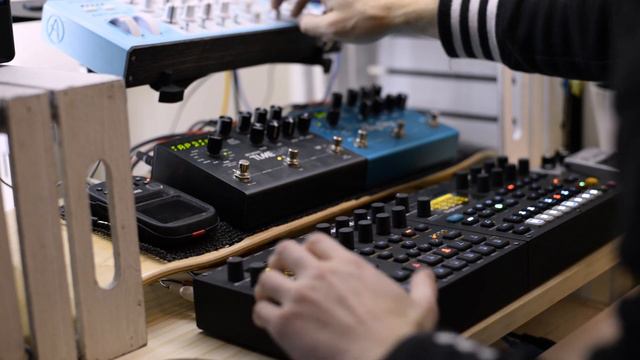 Frankenbrute Lives - Synth Jam with modded Microbrute смотреть онлайн