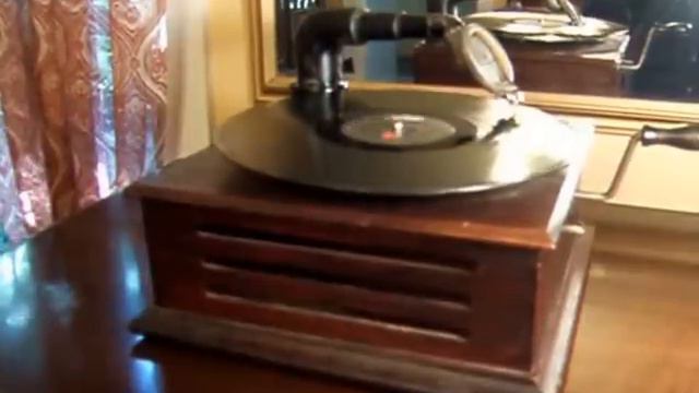 Austin Phonograph plays - Band of H.M. Scots Guards Irish Melodies - 1916 10.5" Pathe Record смотреть онлайн
