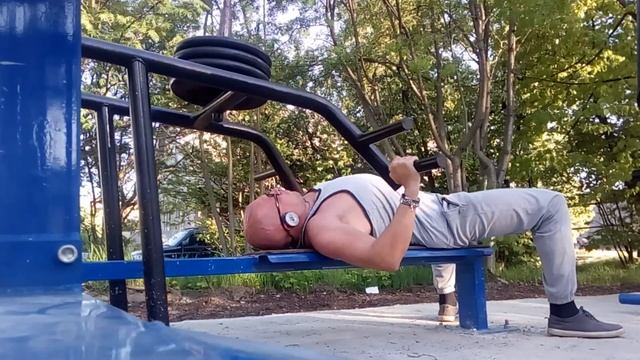 Простейшая тренировка в спортивном городке. Кроссфит после 40 смотреть онлайн