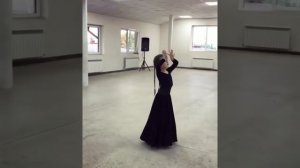 Девочка очень красиво танцует чеченский танец