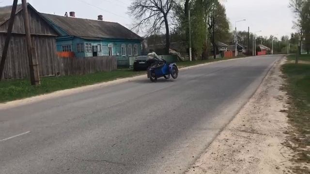 Трюк на мотоцикле Урал. смотреть онлайн