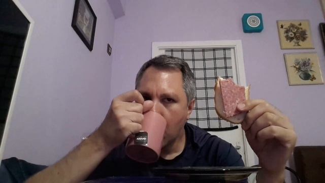 МУКБАНГ. КУШАЮ БУТЕРБРОДЫ С КОЛБАСОЙ САЛЯМИ И ПЬЮ ЧАЙ