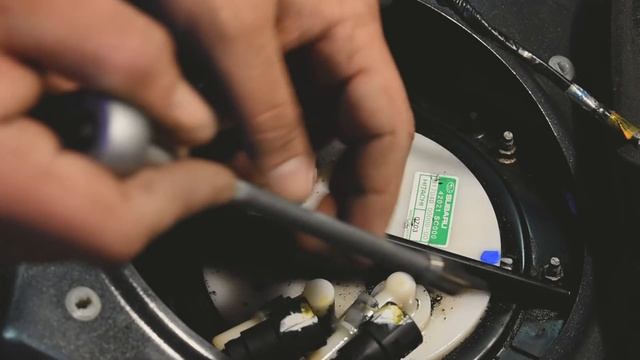 Как заменить топливный фильтр на Subaru Forester смотреть онлайн