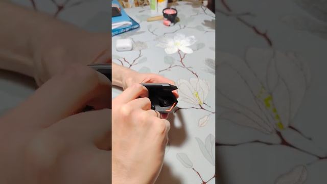 не заряжается левый наушник смотреть онлайн