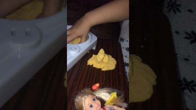 ребенок играет с КУКЛОЙ! у куклы день рождения,