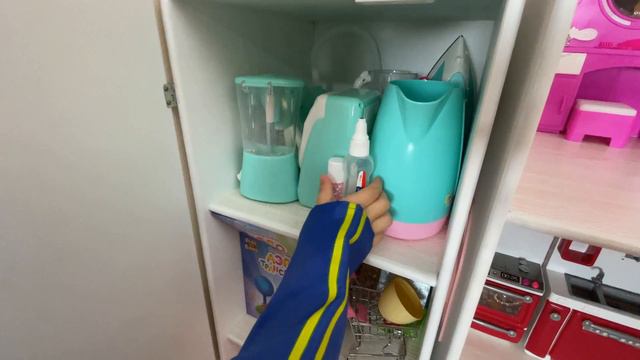 Настя играет в Полицию