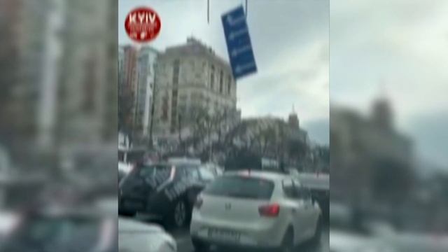 На машину упал дорожный знак смотреть онлайн