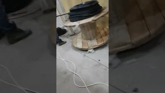 Как быстро и без петель размотать большую бухту кабеля смотреть онлайн