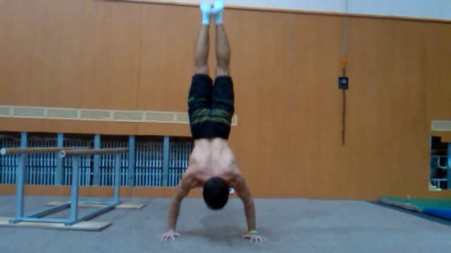 #Workout_Barstylers Михаил Греков.Отжимания в стойке, 21 раз смотреть онлайн