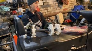 Начинаем ремонт снегохода Рысь. Замена гусеницы и ведущего вала.