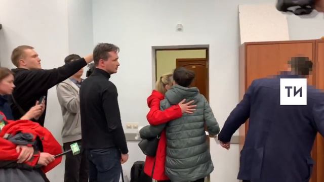 В Казани суд арестовал мать, которая изрезала семилетних сыновей-близнецов смотреть онлайн