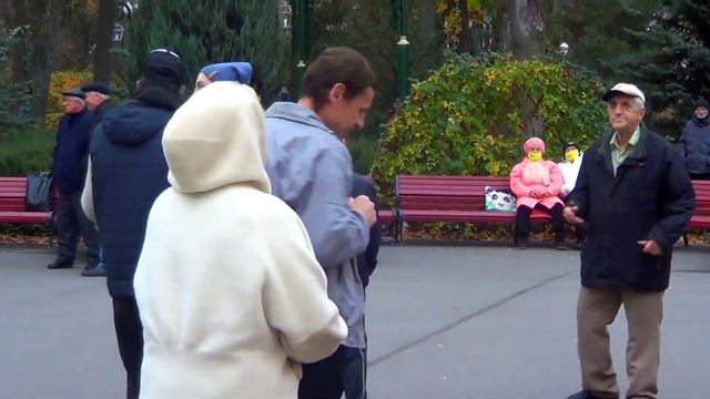 Кружиться падает снег Танцы в парке Горького Харьков Ноябрь 2021 смотреть онлайн