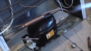 Включается на несколько секунд компрессор и сразу отключается.