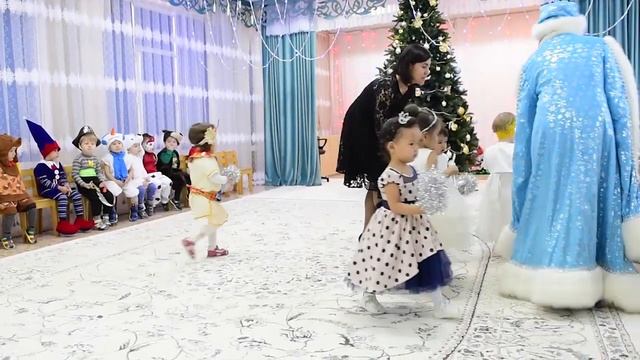 Новогодний утренник в младшей группе смотреть онлайн