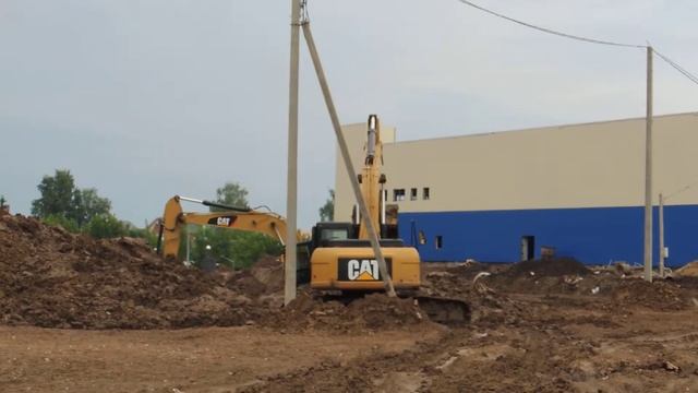 Разработка грунта двумя экскаваторами САТ. смотреть онлайн