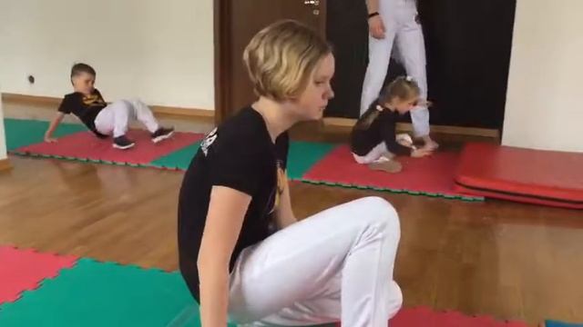 Некоторые упражнения с занятий капоэйра смотреть онлайн